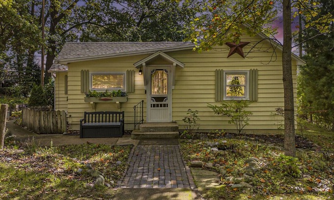 Gowen House | Grandmas Cozy Cottage on Lincoln Lake