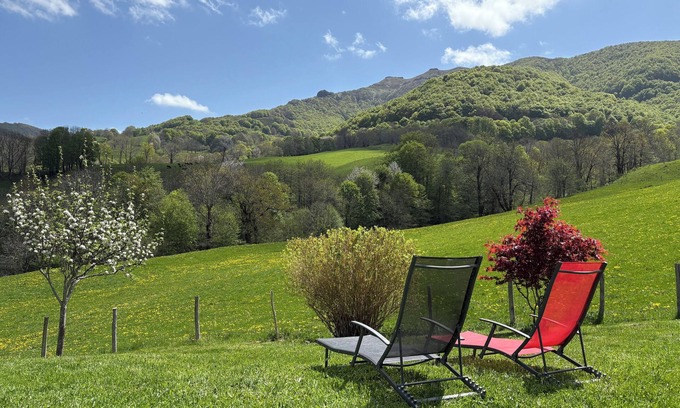 Mandailles-Saint-Julien House | Grange Aménagée, Pour les Amoureux de la Nature. Animaux de Compagnie Acceptés !