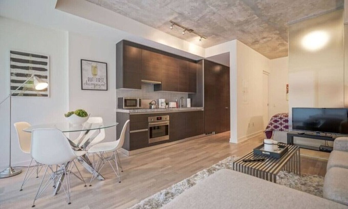 Fashion District Apartment | Great 1BR Condo in King West