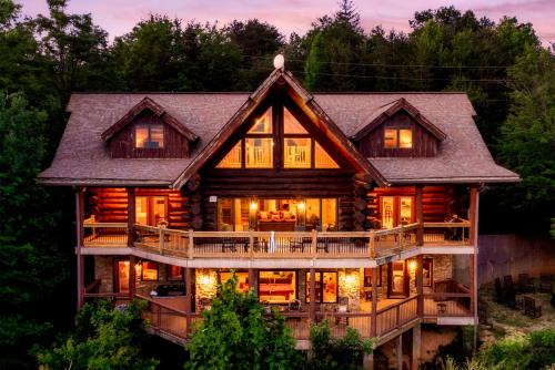 Pittman Center Ski Chalet | Great Alpine - 4 KingSuites- September Deals-Views-Hot Tub-FirePit-GameRm