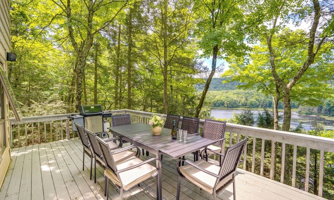 Glendale House | Great Barrington Lakeside Getaway w/Kayak & Grill
