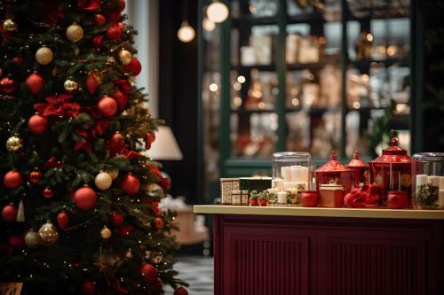 Turnham Green Apartment | GREAT DEAL - Bright 2Bd 2Bth Apartment with Private Balcony