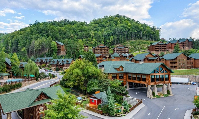 Chalet Village North Resort | Great Family getaway resort. Indoor pool, 5 minutes to snowboarding and skiing.