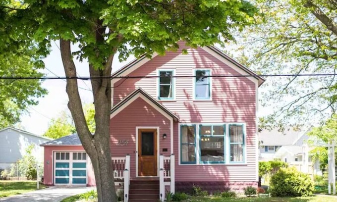 Manistee House | Great Gathering Spot Close to Lake Michigan