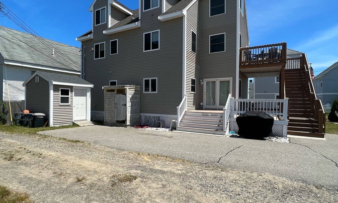 Southern Coast House | Great home on a private road across the street from Wells Beach.