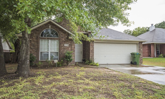 College Station House | Great Location! Only 5-10 minutes from Kyle Field!