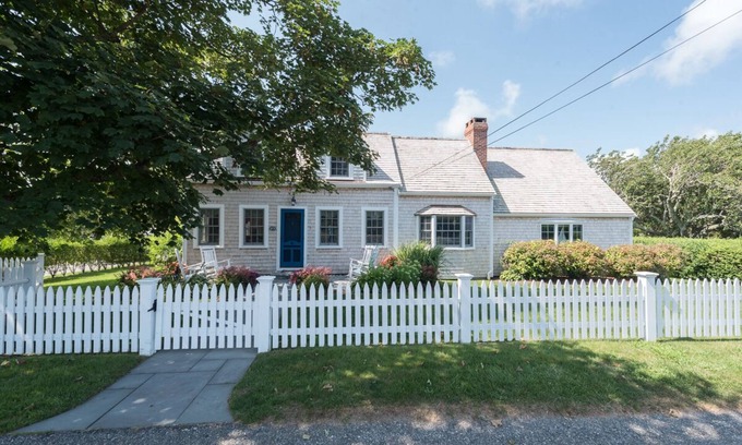 Chatham House | GREAT LOCATION - Water View, Walk to beach & Town!