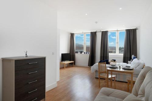 Borehamwood Apartment | Great Private Studio with Parking