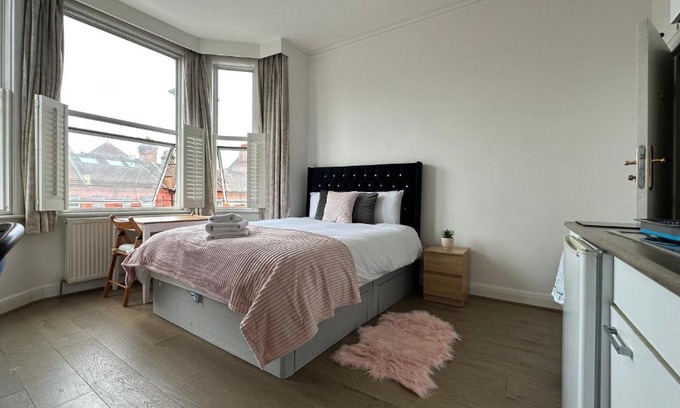 Shepherd's Bush Apartment | Great Studio Sheperds Bush