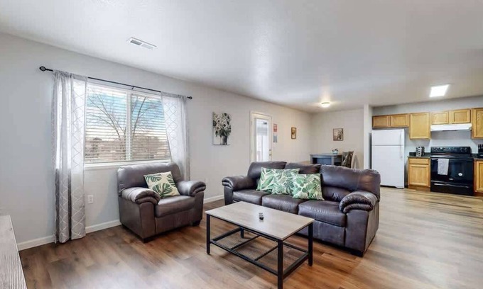 Brighton Apartment | Great Two King-Bed Rooms Near Airport | Ideal Stay!