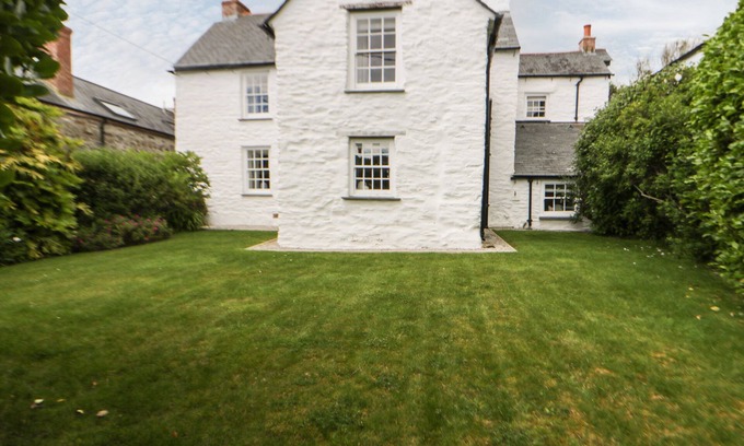 Crantock Cottage | GREAT WESTERN FARMHOUSE, pet friendly, with hot tub in Crantock