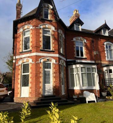 Torquay City Centre House | Green Corner Villa - Cosy Luxury in Central Torquay with Free Parking & EV