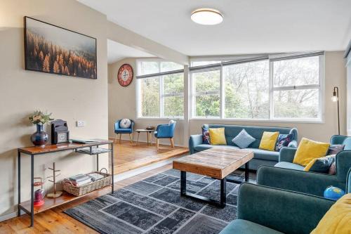 Wentworth Falls House | Green Leaf Retreat - PETS ALLOWED - FREE PARKING - FAMILY FRIENDLY - CLOSE TO KATOOMBA AND ALL MOUNTAIN ATTRACTIONS!
