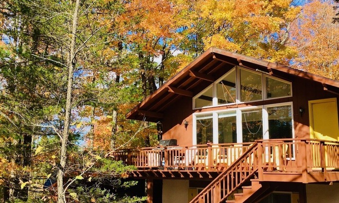 Londonderry Ski Chalet | Green Mt Getaway: Close to Magic, Stratton, Bromley, Okemo Parks