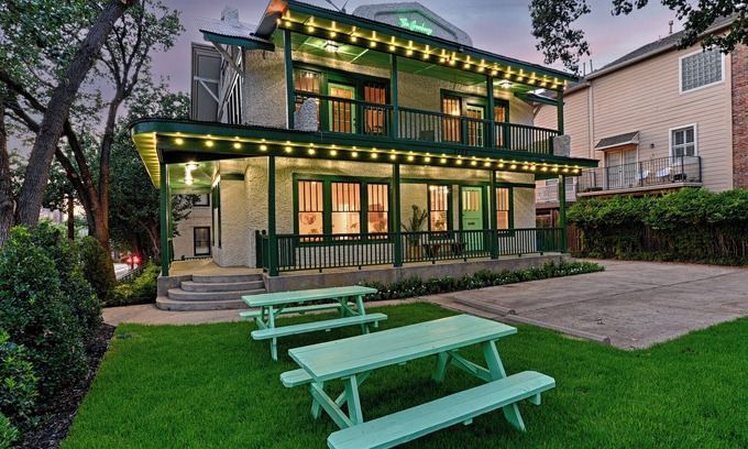 Uptown House | GREENHOUSE 🍀 1BD 1BA 🏠 Trolley 🚎 Pets 🐶 NEW 🌿
