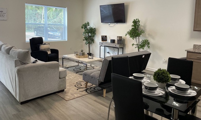 Oakdale House | Greenhouse|King bed| wifi| free parking