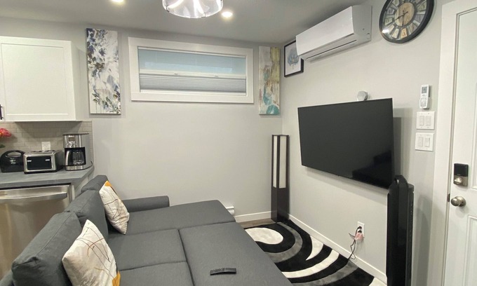 Regina House | Greensville Cozy 1 Bedroom , 2 bed spacious Suite, feels just like home