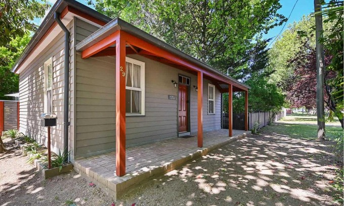Bathurst House | Greenwood Cottage - Close to CBD, Leafy Backyard