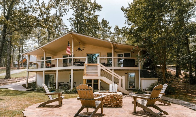 Edgemont House | Greers Ferry Lakefront Home w/ Deck, Fire Pit & MORE!