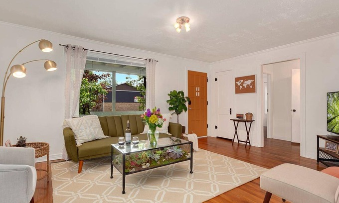 Fayetteville House | Gregg Greenhouse - 1 mi to U of A