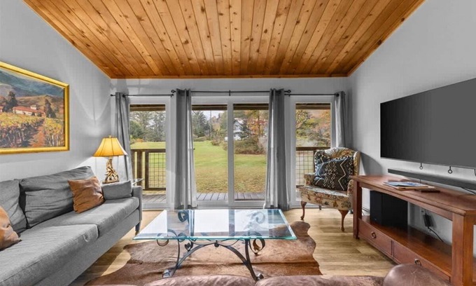 Stowe Area Apartment | Griffin Chalet 4 ~ mile to Stowe