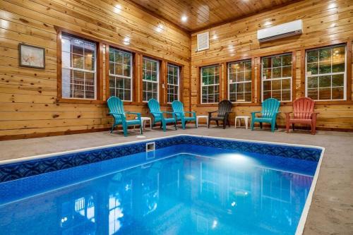 Gatlinburg - Pigeon Forge House | Grizzly Bears Resort - Large Luxury Cabin with Indoor Pool, Hot Tub, Theater, King Beds, Sleeps 16 in heart of Pigeon Forge