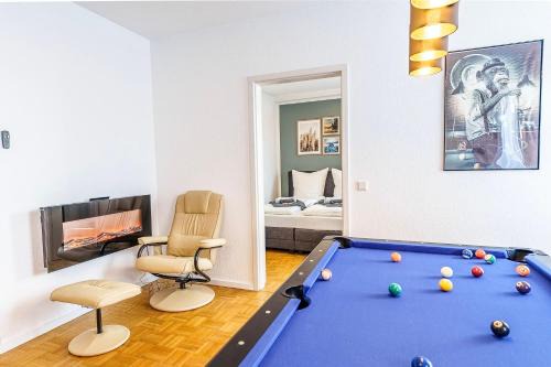 Haan Apartment | Große Terassen-Wohnung mit Grill, Playstation 5, Billardtisch und Massagesessel