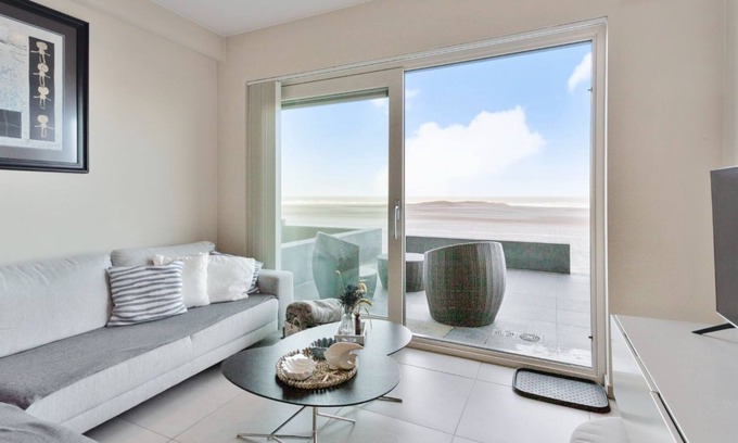 Hetchegass Apartment | Ground floor apartment on the seawall of De Panne!
