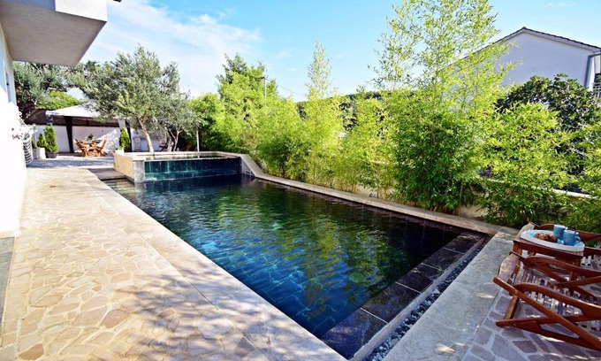 Okrug Donji Apartment | Ground floor apartment with a private pool