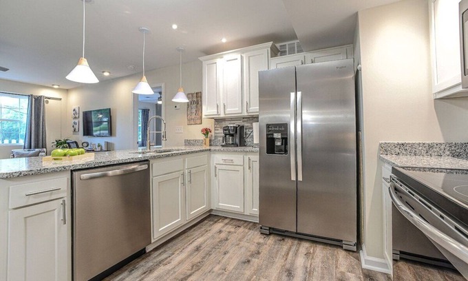 Shepherdsville Apartment | ground level flat with washer-dryer & easy parking