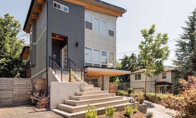 Portland Apartment | Ground Level Walkout in Modern Architecture Townhouse