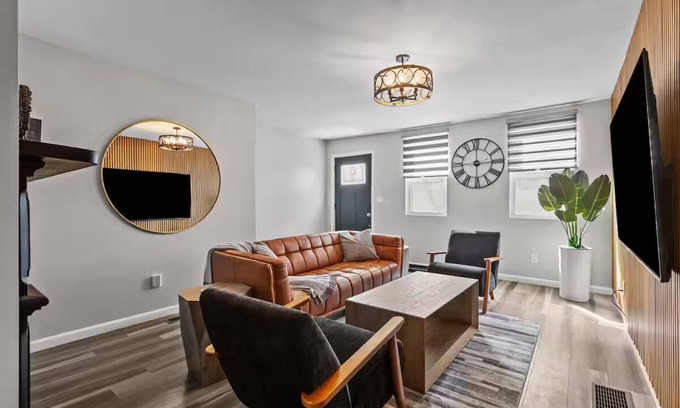 East Allegheny House | Group-Friendly 4 Bedroom/5 Bathroom Pets OK Close to Stadium 2 Car Pvt Parking