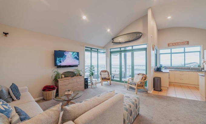 Redcliffs House | Group-Friendly Retreat - Ocean View, Free Parking