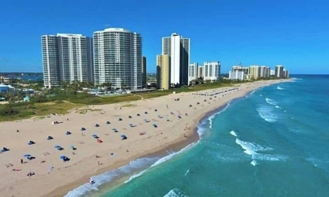 West Palm Beach Apartment | Group Lux great for up to 8 guests