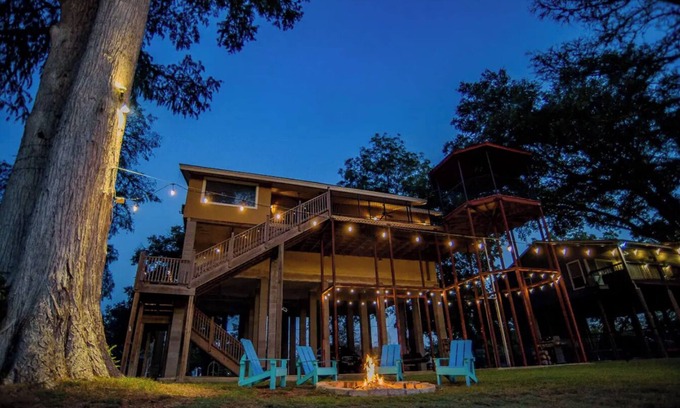 Seguin House | Guadalupe River Oasis-Pool Table-Shuffle Board-5 Bedrooms-Sleeps 12!