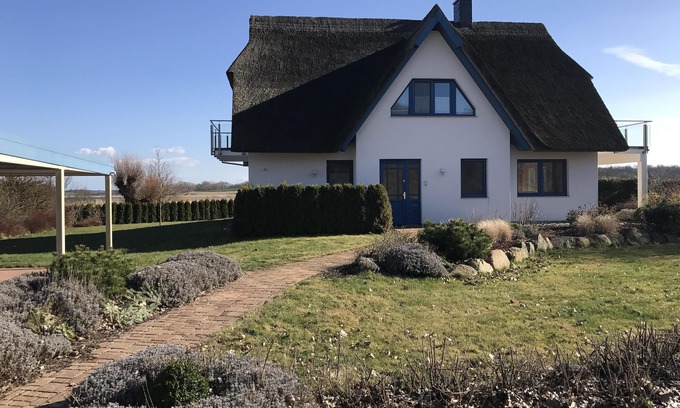 Grubnow House | Guaranteed lake view - thatched roof house on Liddower Strom