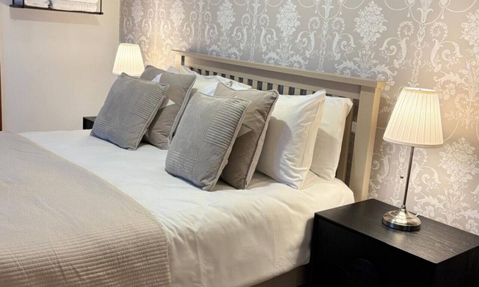 Malahide House | Guest House beside Malahide Castle! Cozy en-suite double room. 15 mins from Dublin Airport