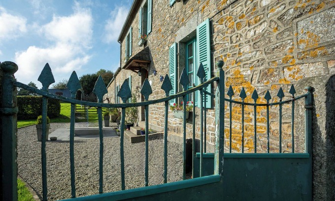 Kerien Bed & Breakfast | Guest House 'Chambre Verte' with Private Terrace, Private Garden and Wi-Fi
