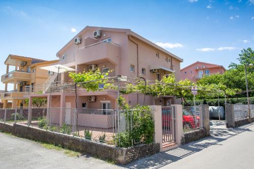 Maini House | Guest House Jasna