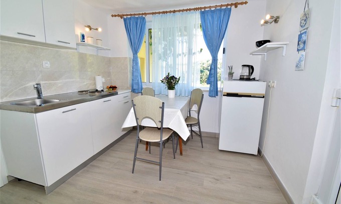 Srebreno Apartment | Guest House Kanjuo - Studio Apartment with Terrace and Garden View