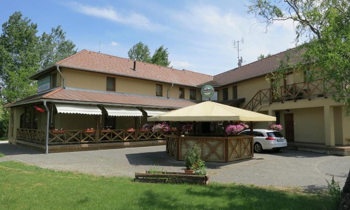 Komarno House | Guest House Meat Heads Pub