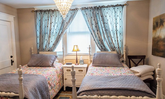 Lancaster House | Guest House of Kentucky (2 Singles - 2nd Floor)