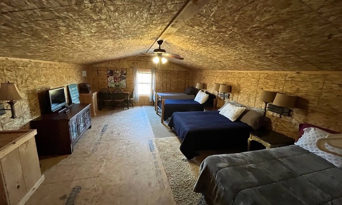 Russellville Other | Guest House on working horse ranch in Center Valley Arkansas