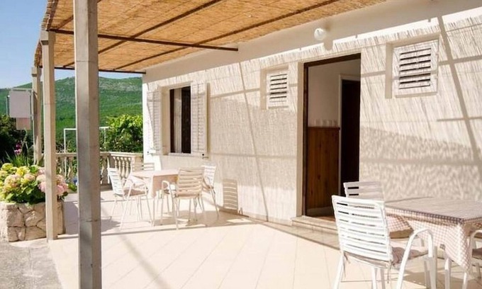 Molunat House | Guest House Rooms Rose