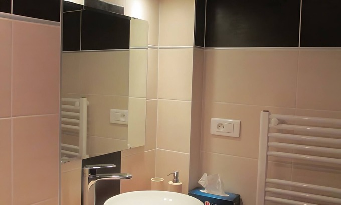 Saint-Julien-Labrousse Bed & Breakfast | Guest Room 'Room 2 – Jasmin' with Shared Pool, Communal Terrace and Wi-Fi