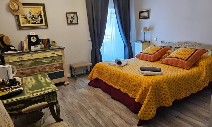 Bernis Bed & Breakfast | Guest Room 'Chambre Marcel Pagnol' with Shared Terrace, Wi-Fi and Air Conditioning