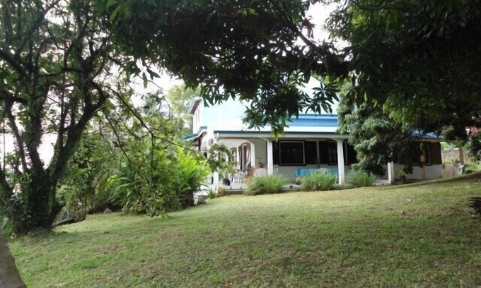 Saint-Claude House | GUEST ROOMS IN COMFORTABLE VILLA, SUPERB SEA/MOUNTAIN VIEW