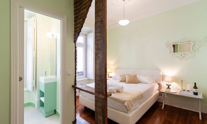 Lisbon Old Town Apartment | GuestHouse - Double Room with Private Bathroom - (Room 2 Uriel)