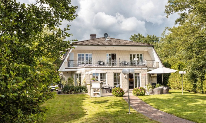 Bergedorf House | Guesthouse 'Dream House' with Private Terrace, Wi-Fi, and Air Conditioning