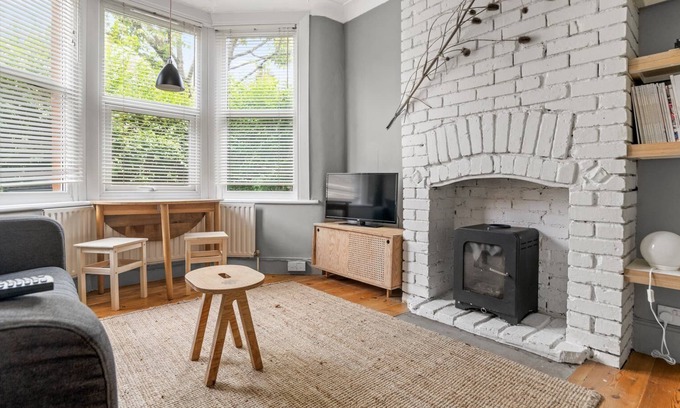 William Morris Apartment | GuestReady - A beautiful home with garden